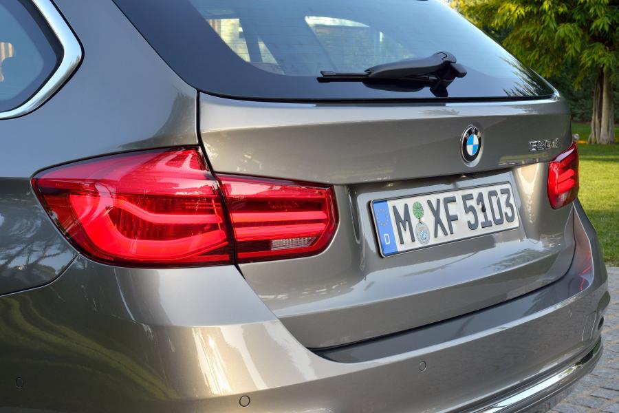  BMW 330d Touring Luxury Line 2015 года  (фото 10 из 28)